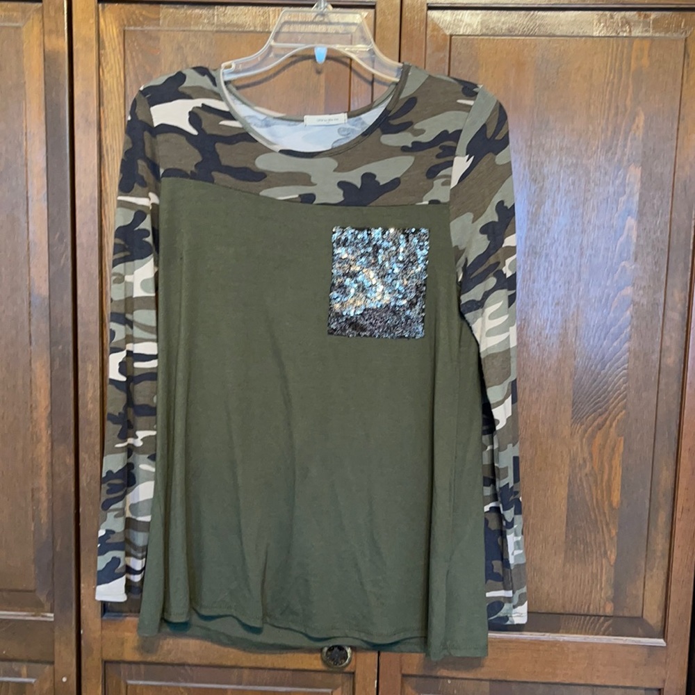 Super cute camo long sleeve light weight shirt!